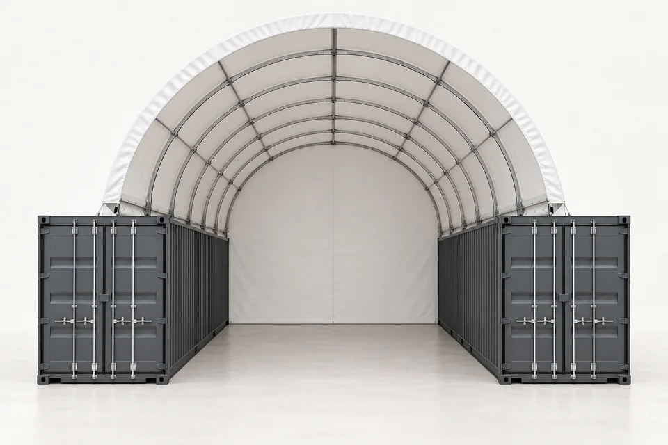 Visuel généré, vu de face, d’un abri container 10 × 12 m en arche haute entre deux containers droits et parallèles