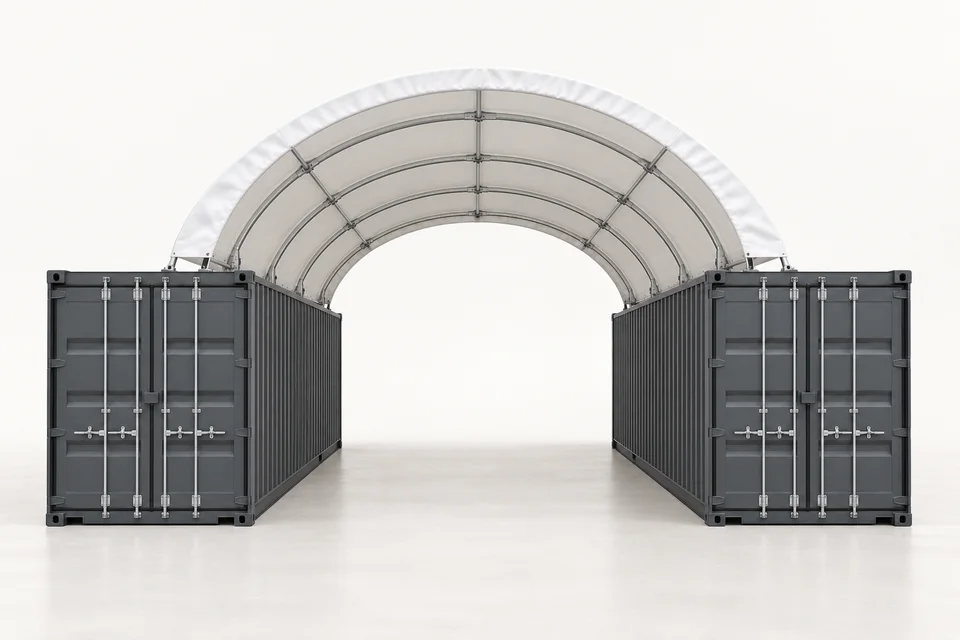 Visuel généré, vu de face, d’un abri container 6 × 6 m en arche entre deux containers droits et parallèles