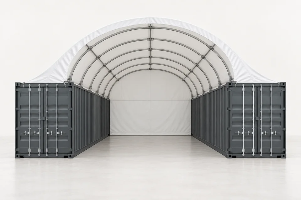 Visuel généré, vu de face, d’un abri container 8 × 12 m en arche entre deux containers droits et parallèles