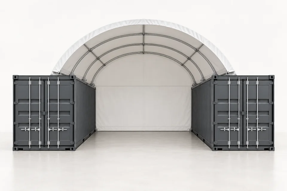Visuel généré, vu de face, d’un abri container 8 × 6 m en arche entre deux containers droits et parallèles