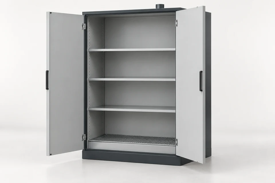 Illustration générée d’une armoire haute large, deux portes grises ouvertes, trois étagères et caillebotis inférieur